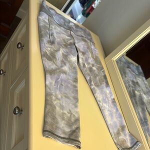 Athleta women’s salutation stash leggings